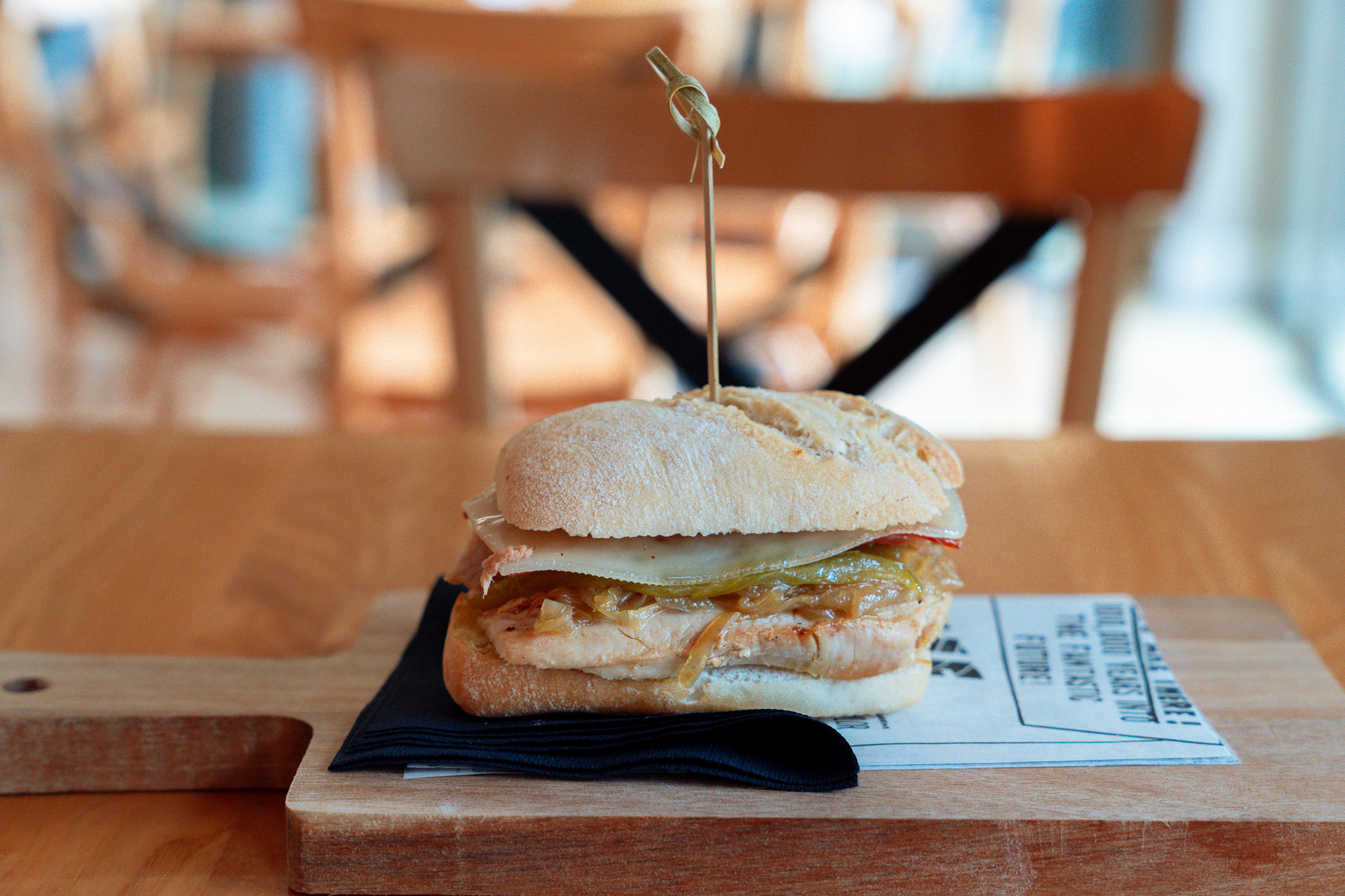 PECHUGA, CEBOLLA CARAMELIZADA, PIMIENTOS VERDES, BACON Y QUESO